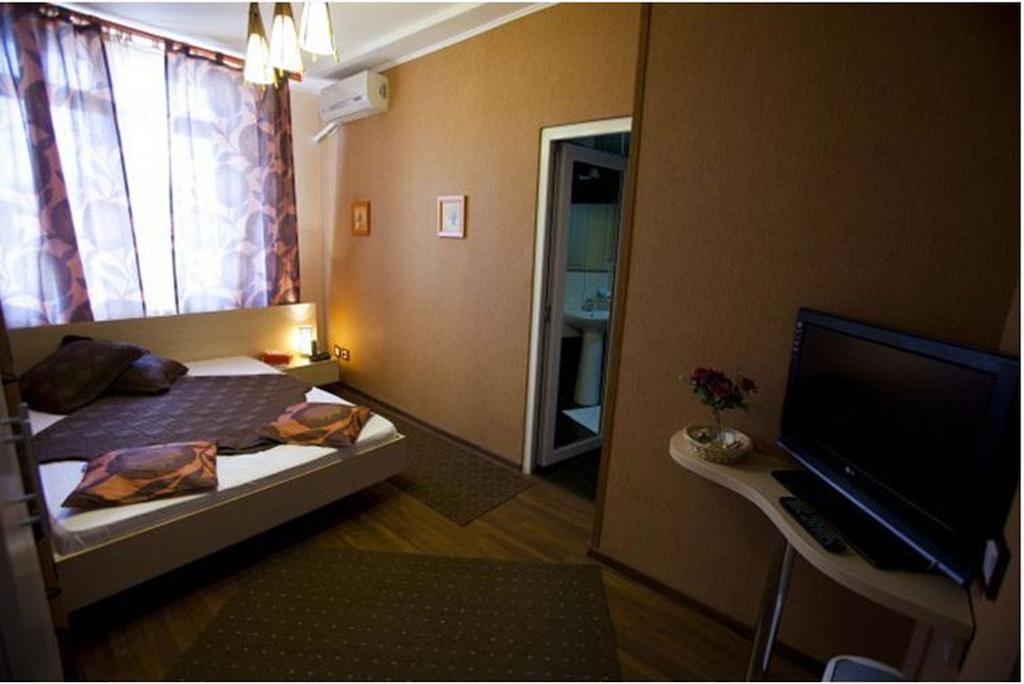 Hotel La Gil Boekarest Buitenkant foto